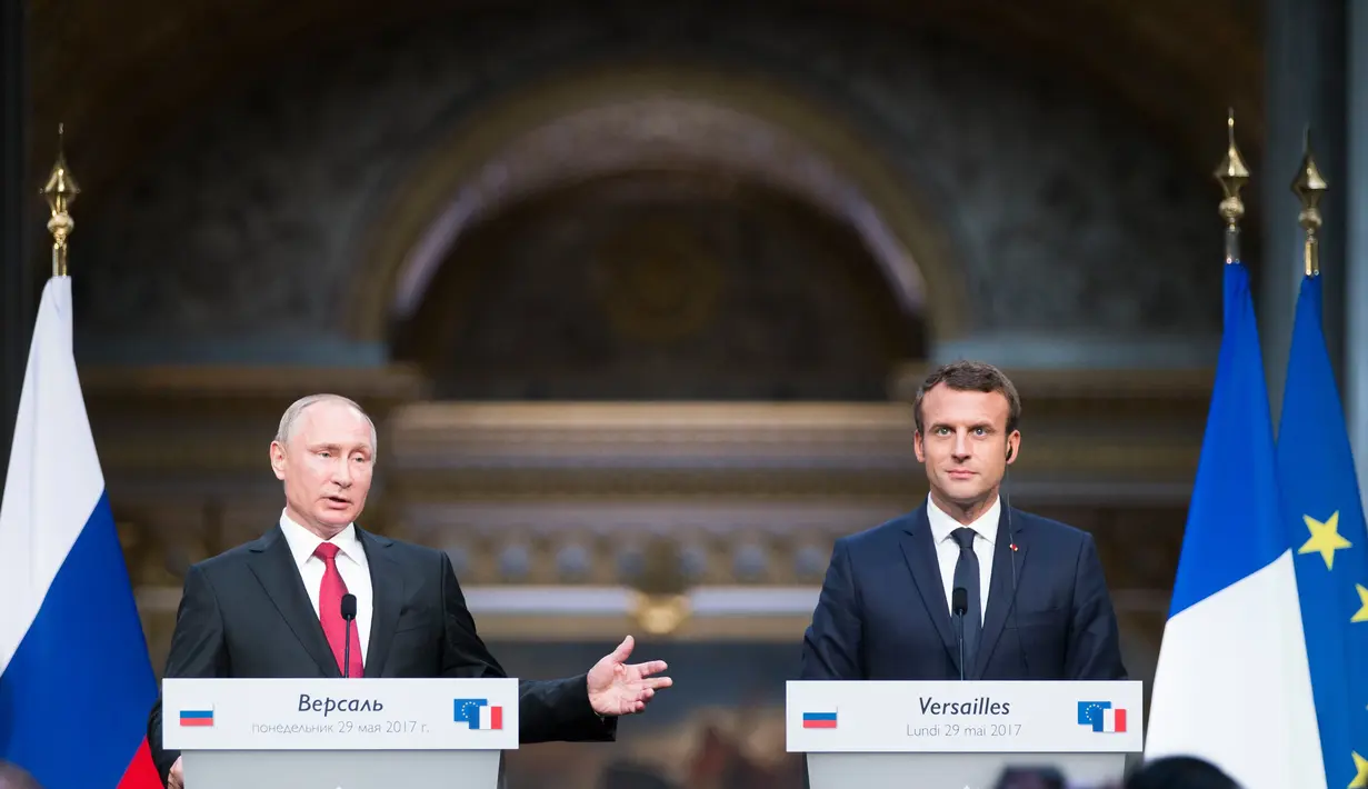 Presiden Prancis Emmanuel Macron dan Presiden Rusia, Vladimir Putin pada sesi jumpa pers usai menggelar pertemuan di Istana Versailles, Senin (29/5). Macron bertemu tatap muka untuk pertama kalinya dengan Putin. (AP Photo/Alexander Zemlianichenko, pool)