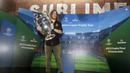 Legenda Barcelona, Carles Puyol, menggendong trofi Liga Champions saat jumpa pers di Jakarta, Senin (11/3). Heineken memulai perhelatan UEFA Champions League Trophy Tour di Indonesia. (Bola.com/Vitalis Yogi Trisna)