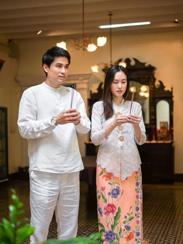 6 Momen Mesra Nong Poy Pakai Baju Senada dengan Suami, Transgender Cantik Thailand
