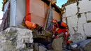 Seorang petugas penyelamat bersama dengan anjing pelacak mencari korban selamat di sebuah rumah setelah gempa bumi di kota Cuoguo, Shigatse, wilayah Tibet, Tiongkok barat daya pada tanggal 8 Januari 2025. (CNS/AFP/China OUT)