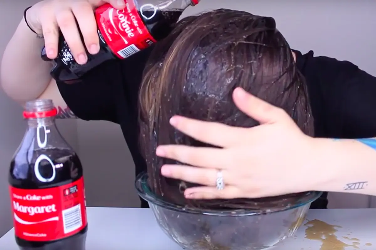 Apa Jadinya Rambut Setelah Dicuci dengan Minuman Bersoda?