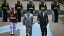 Usai inspeksi pasukan oleh kedua pemimpin negara langsung menuju ruang dalam Istana untuk melakukan pertemuan empat mata membahas penguatan kerja sama di berbagai bidang strategis. (Bay ISMOYO/AFP)