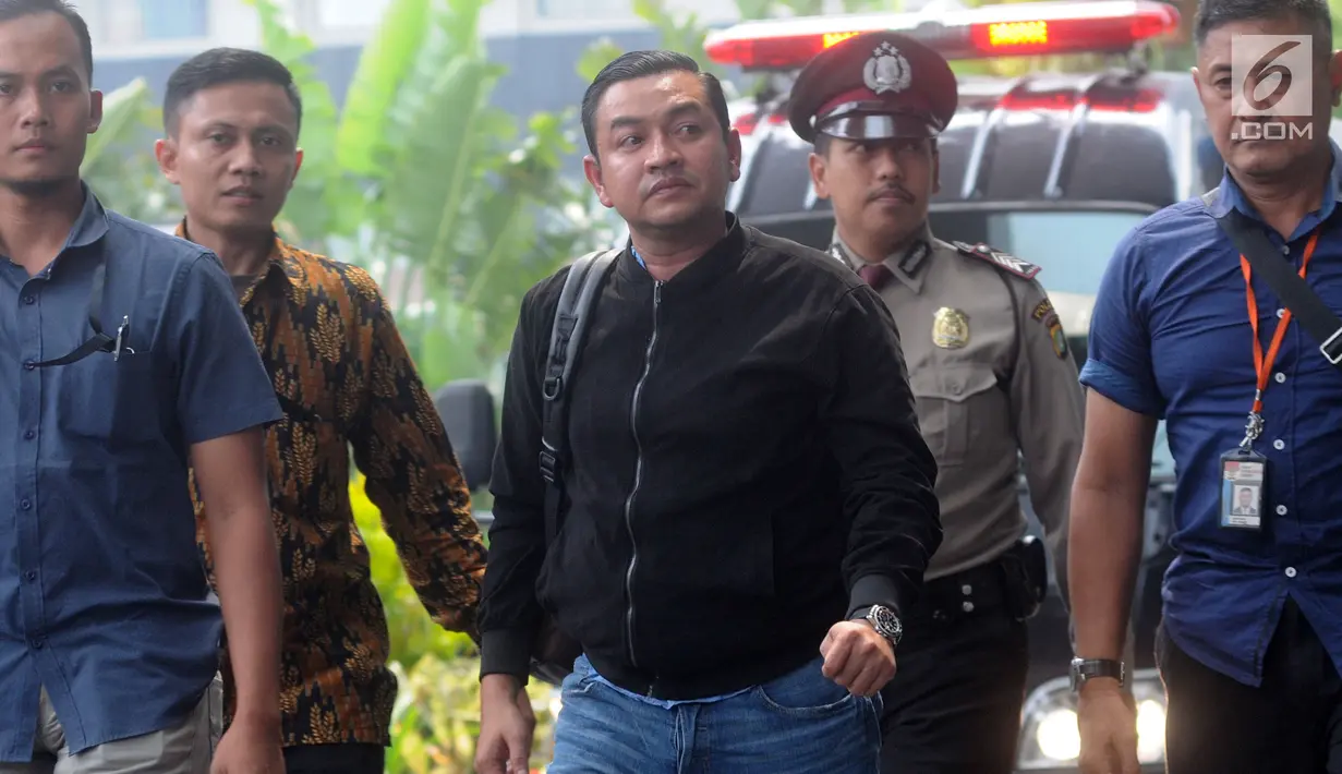 Ajudan Gubernur Aceh Irwandi Yusuf, Hendri Yusrizal (tengah) tiba di Gedung KPK, Jakarta, Rabu (4/7). Hendri diperiksa terkait dugaan suap dana otonomi khusus Aceh tahun 2018. (Merdeka.com/Dwi Narwoko)