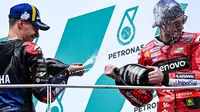 Fabio Quartararo dan Pecco Bagnaia pada podium MotoGP Malaysia. (MOHD RASFAN / AFP)