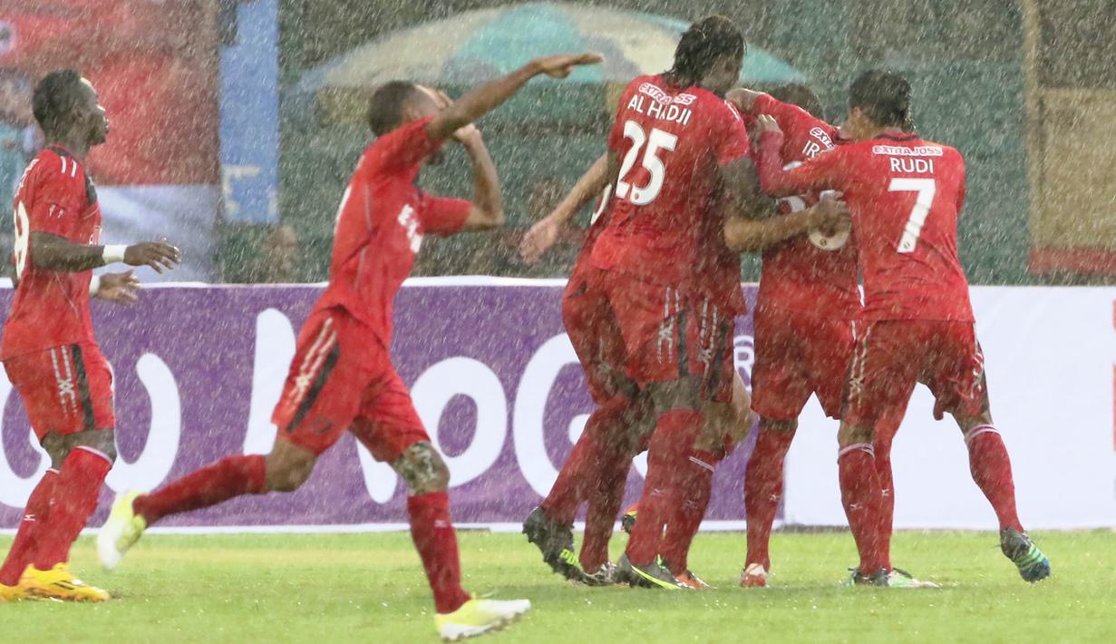 Para pemain Semen Padang merayakan gol dari James Koko Lomell ke gawang PS TNI pada laga 8 besar Piala Jenderal Sudirman di Stadion Manahan, Solo, Sabtu (12/12/2015). Semen Padang berhasil menang 2-1. (Bola.com/Nick Hanoatubun)