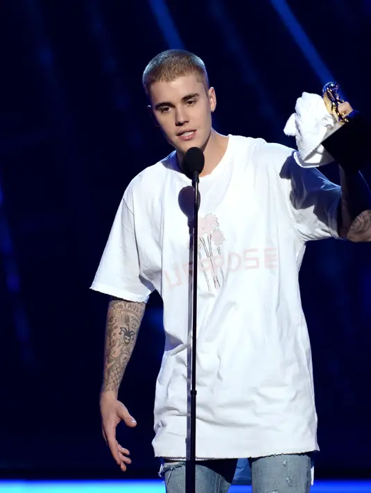 Tak hanya Selena Gomez yang memotong rambut. Justin Bieber pun juga melakukan hal yang sama, Justin lebih memilih memotong rambut ala tentara. (AFP/Bintang.com)