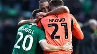 Kiper Plymouth, Conor Hazard (kanan), merayakan sukses timnya meraih kemenangan atas Liverpool dengan skor 1-0 pada babak keempat Piala FA 2024/2025 di Home Park, Minggu (9/2/2025) malam WIB. (AP Photo/Alastair Grant)