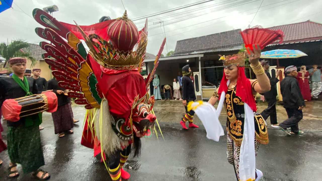 Ritual adat Barong ider bumi berlangsung meria meski di bawah rintik hujan di Banyuwangi (Istimewa)