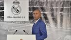 Legenda Real Madrid dan Prancis, Zinedine Zidane, terpilih sebagai pelatih baru Real Madrid menggantikan Rafael Benitez. Zidane hadir dalam konferensi pers pertamanya di Stadion Santiago Bernabeu, Madrid, (4/1/2016). (AFP/Gerard Julien)