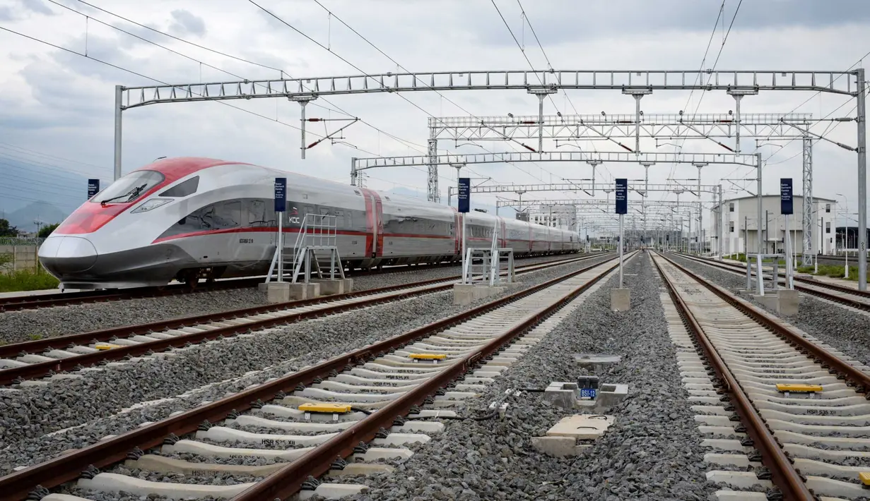 Kereta cepat Jakarta-Bandung diparkir di depo stasiun Tegalluar, Bandung, Jawa Barat, pada 17 Januari 2024. (Timur MATAHARI/AFP)