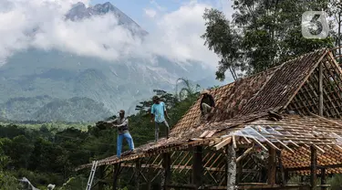 Aktivitas warga di bawah kaki Gunung Merapi, Desa Kepuharjo, Cangkringan, Sleman, Jawa Tengah, Kamis (19/11/2020). Status Merapi sudah dinaikkan menjadi Siaga (level III) oleh Balai Penyelidikan dan Pengembangan Teknologi Kebencanaan Geologi (BPPTKG), sejak 5 November 2020. (Liputan6.com/JohanTallo)