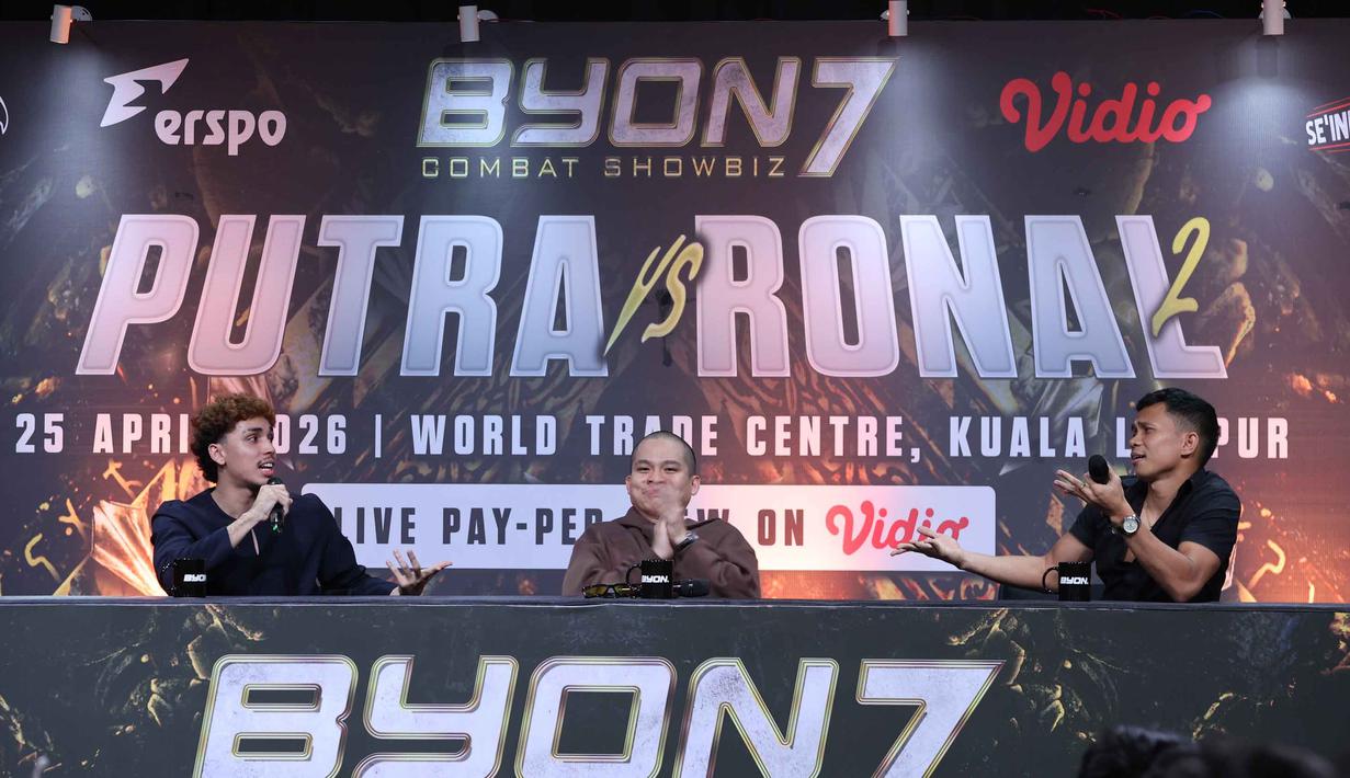 Presiden Byon, Yoshua Marcellos Muliardo (tengah) bersama petarung yang akan bertanding di laga utama Byon Combat Showbiz Vol.7, Putra Abdullah (kiri) dan Ronal Siahaan saat memberi keterangan pada Press Conference Pertama Byon Combat Showbiz Vol.7 di SCTV Tower, Jakarta, Kamis (12/3/2026). (Bola.com/M Iqbal Ichsan)