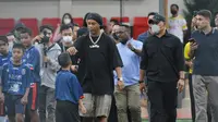 Ronaldinho saat memberikan motivasi kepada pemain usia dini di Malang sebelum tapil dalam trofeo di Stadion Kanjuruhan, Minggu (26/6/2022). (Bola.com/Iwan Setiawan)