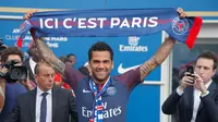 Bek baru PSG, Dani Alves memegang syal bertuliskan "this is Paris" usai konferensi pers di stadion Parc des Princes di Paris, Prancis, (12/7). Alves menandatangani kontrak berdurasi dua tahun dengan Paris St-Germain. (AP Photo/Michel Euler)
