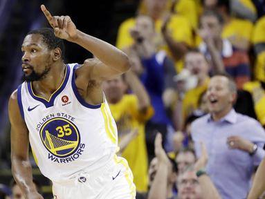 Pebasket Golden State Warriors, Kevin Durant, melakukan selebrasi saat melawan Cleveland Cavaliers pada Gim 1 Final NBA di Oracle Arena, Jumat (1/6/2018). Kevin Durant terpilih sebagai pemain terbaik Final NBA 2018. (AP/Marcio Jose Sanchez)
