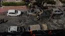 Serangan terbaru Iran ini menandai eskalasi ketegangan geopolitik kawasan Timur Tengah yang lebih luas, melibatkan penggunaan rudal balistik canggih dan drone yang menyasar infrastruktur strategis Israel. Tampak dalam foto, pasukan keamanan Israel dan tim penyelamat memeriksa lokasi yang terkena serangan rudal Iran di Petah Tikva, Israel, Selasa 31 Maret 2026. (AP Photo/Ohad Zwigenberg)