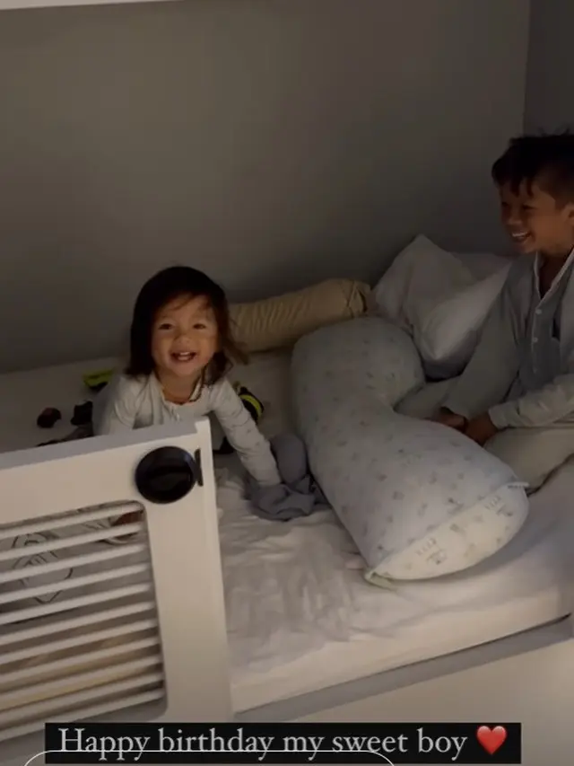 Momen ulang tahun anak ketiga Irfan dan Jennifer Bachdim, Kiyoji Kaynen Bachdim. Kini usianya 2 tahun. (Foto: Instagram Stories Jennifer Bachdim)