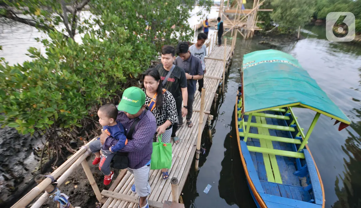 Wisatawan usai menaiki perahu saat mengunjungi Taman Wisata Hutan Bakau (Mangrove) di Desa Segarajaya, Tarumajaya, Bekasi, Jawa Barat (24/11/2019). Taman wisata hutan bakau ini menjadi salah satu destinasi favorit warga, baik dari dalam maupun luar Bekasi. (merdeka.com/Iqbal S. Nugroho)