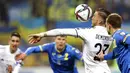 Pemain Bosnia-Herzegovina Ermedin Demirovic (kedua kanan) berduel memperebutkan bola dengan pemain Ukraina Mykola Matviyenko pada pertandingan kualifikasi Grup D Piala Dunia 2022 di Stadion Bilino Polje, Zenica, Bosnia, 16 November 2021. Ukraina menang 2-0. (AP Photo)