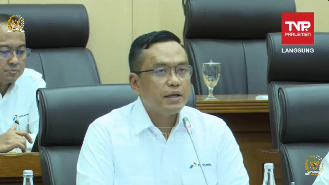 Direktur Utama Pertamina Simon Aloysius Mantiri dalam rapat kerja dengan Komisi XII DPR RI di Jakarta, Senin (17/11/2025). Dok Youtube