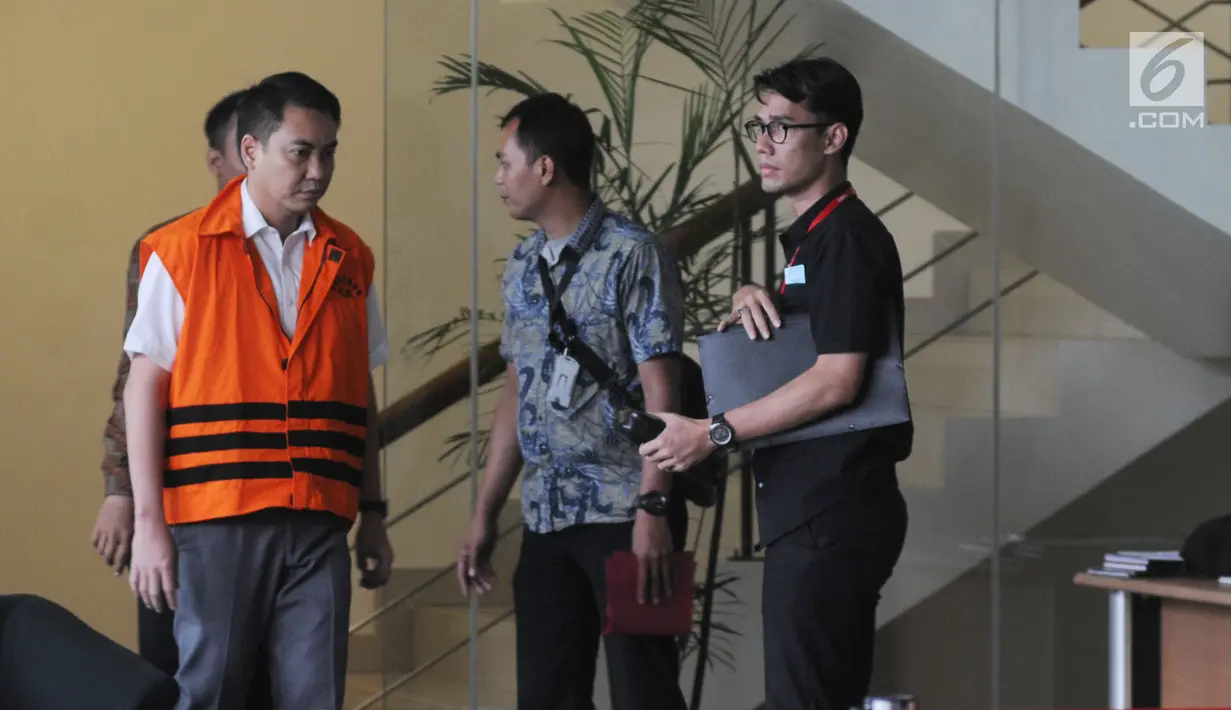 Anggota Komisi I DPR dari Fraksi Golkar, Fayakhun Andriadi berada di gedung KPK untuk menjalani pemeriksaan, Jakarta (6/4). Ini merupakan pertama kalinya Fayakhun diperiksa setelah resmi ditahan sejak Rabu (28/3) lalu. (Merdeka.com/Dwi Narwoko)
