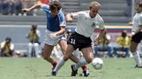 Legenda Asal Jerman, Karl-Heinz Rummenigge (kanan) pernah meraih dua kali Ballon d'Or yaitu pada tahun 1980 dan 1981 .  (AFP Photo/STF)