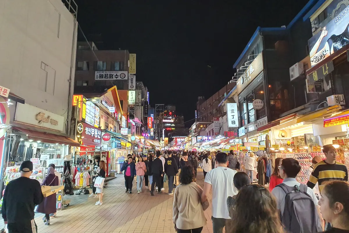 Menikmati Jajanan hingga Aneka Fashion Khas Korea Selatan di Hongdae