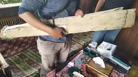 KKI Warsi menunjukan lembaran kulit kayu Ipuh. Kulit kayu tersebut dulunya digunakan oleh orang rimba di Jambi sebagai cawat. (Liputan6.com/Gresi Plasmanto)