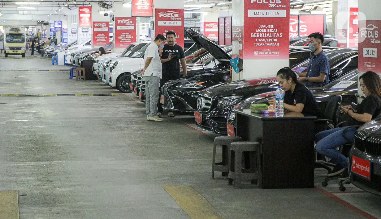 Calon Pembeli mendapatkan penjelasan dari tenaga marketing di Showroom Belanja Mobil, Jakarta, Senin (6/2/2023). Guna menghadirkan kebutuhan mobil bekas untuk masyarakat Indonesia saat ini, sejumlah showroom mobil bekas menerapkan penjualan konvensional serta penggunaan platform media sosial yang bisa memudahkan transaksi pembelian dan penjualan kendaraan. (Liputan6.com/Faizal Fanani)