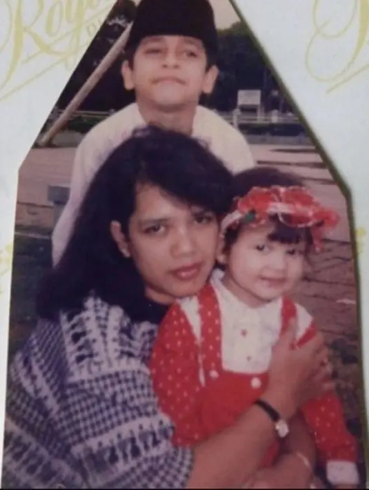 Istri Roger Danuarta ini saat kecil terlihat begitu imut. Gaya busana yang lucu saat kecil ini curi perhatian. Berbagai pujian pun mengalir untuk foto Cut Meyriska kecil. Tak ayal, foto ini pun banjir like dan pujian dari netizen. (Liputan6.com/IG/cutratumeyriska)