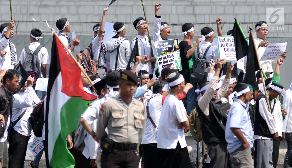 Massa yang tergabung dalam Al Aqsa Working Grup berunjuk rasa di depan Kedubes AS Jalan Medan Merdeka Selatan, Jakarta, Selasa (3/4). Aksi ini dukungan moral kepada rakyat Palestina yang ingin pulang ke tanah kelahiran. (Liputan6.com/Helmi Fithriansyah)