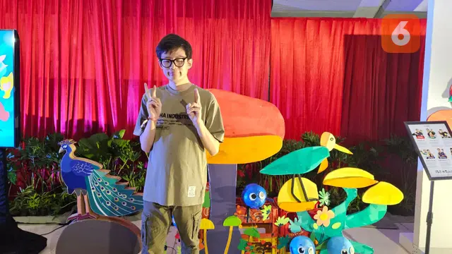 Rama dan Jeremy, dua dari enam seniman autisme, yang karyanya mejeng dalam instalasi 'Peta Emosi Kota' di konser Andien. (Foto: Aditya Eka Prawira/Liputan6.com)