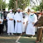Wali Kota Bengkulu Helmi Hasan menyerahkan sapi qurban kepada pengurus Masjid Akbar At Taqwa untuk disembelih usai salat Ied. (Liputan6.com/Yuliardi Hardjo)