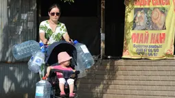 Di bagian selatan ibu kota Kirgistan, di mana kekurangan air sangat parah, pemandangan seperti itu semakin sering terjadi. (VYACHESLAV OSELEDKO / AFP)