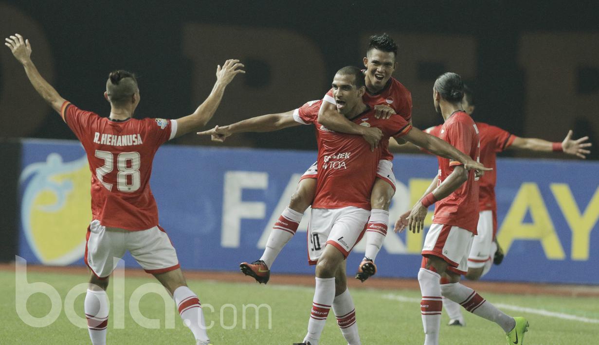 Pemain Persija, Bruno Lopes, melakukan selebrasi usai mencetak gol ke gawang Arema pada laga lanjutan liga 1 Indonesia di Stadion Patriot, Bekasi, Jumat (02/06/2017). Persija menang 2-0. (Bola.com/M Iqbal Ichsan)