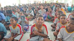 Ikon bulu tangkis Indonesia, Greysia Polii memberikan motivasi pada murid-murid di Papua. Ia adalah peraih emas Olimpiade Tokyo 2020 (Foto: Liputan6.com)