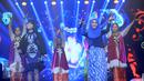 Fatin Shidqia dan Lesti D'Academy tampil dalam konser bertajuk Perempuan Hebat Indonesia di Studio 6 Emtek City, Jakarta, Kamis (21/4) malam. Pagelaran khusus untuk perempuan Indonesia itu untuk memperingati Hari Kartini (Liputan6.com/Herman Zakharia)