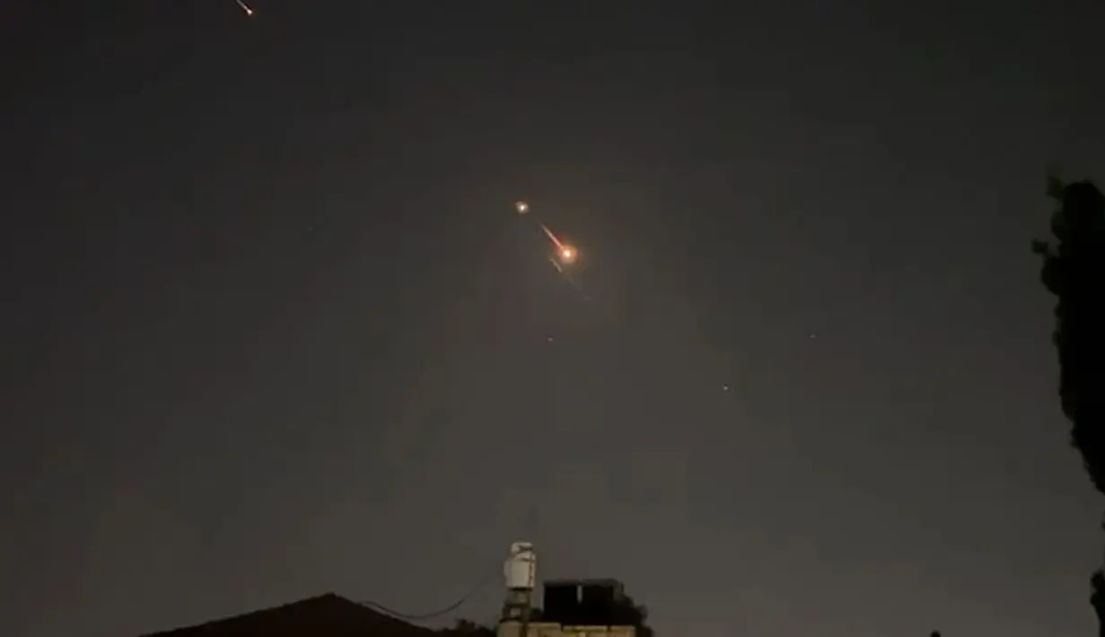 Video yang diambil dari AFPTV yang diambil pada tanggal 14 April 2024 ini menunjukkan ledakan-ledakan yang menerangi langit Yerusalem selama serangan Iran terhadap Israel. (AFPTV/AFP)
