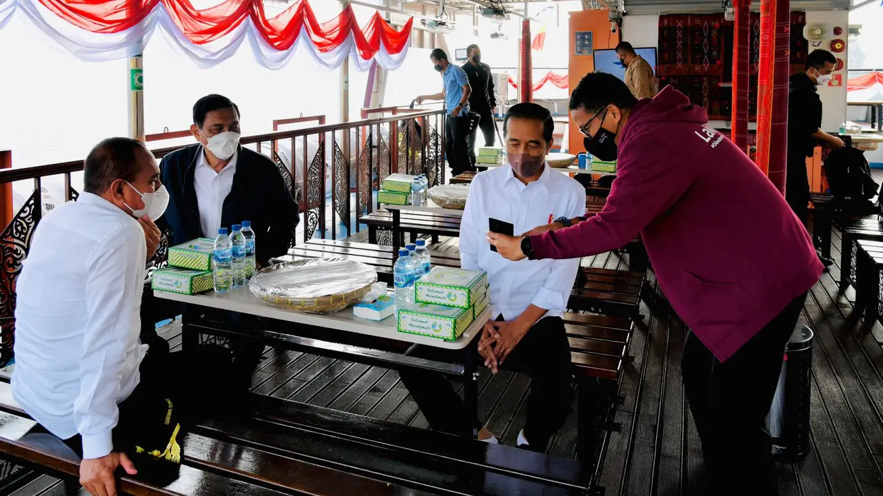 Jokowi diagendakan membagikan Surat Keputusan (SK) Hutan Sosial, SK Tanah Objek Reforma Agraria (TORA), hingga Sertifikat Tanah untuk masyarakat setempat.