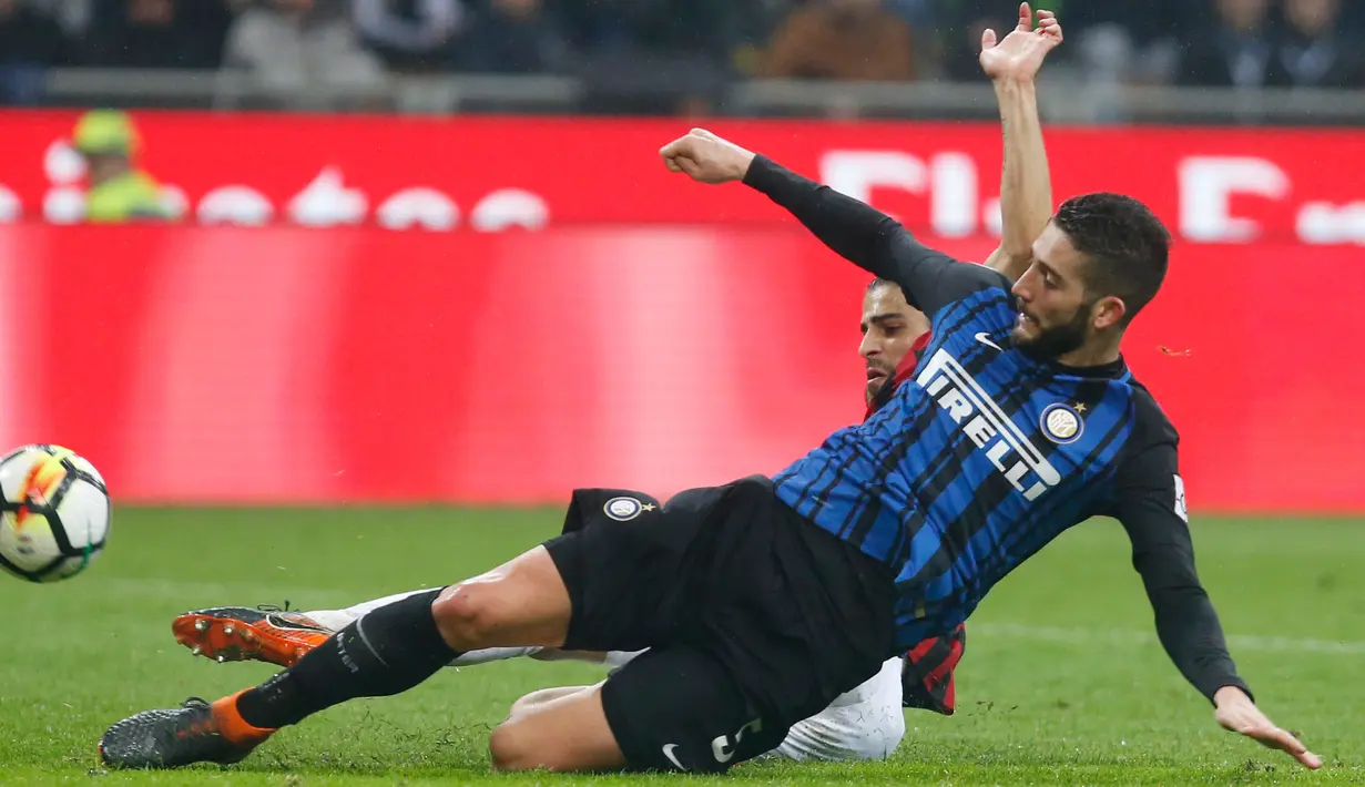 Pemain Inter Milan Roberto Gagliardini berebut bola dengan pemain AC Milan Ricardo Rodriguez saat pertandingan Liga Italia di stadion San Siro, Milan (4/4). (AP Photo / Antonio Calanni)