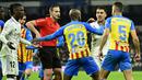 Sejumlah pemain Valencia tampak bersitegang dengan pemain Real Madrid pada laga Liga Spanyol di Stadion Santiago Bernabeu, (2/2/2023). Madrid mampu mencetak dua gol kemenangan melalui Marco Asensio  dan Vinicius Junior. (AFP/Javier Soriano)