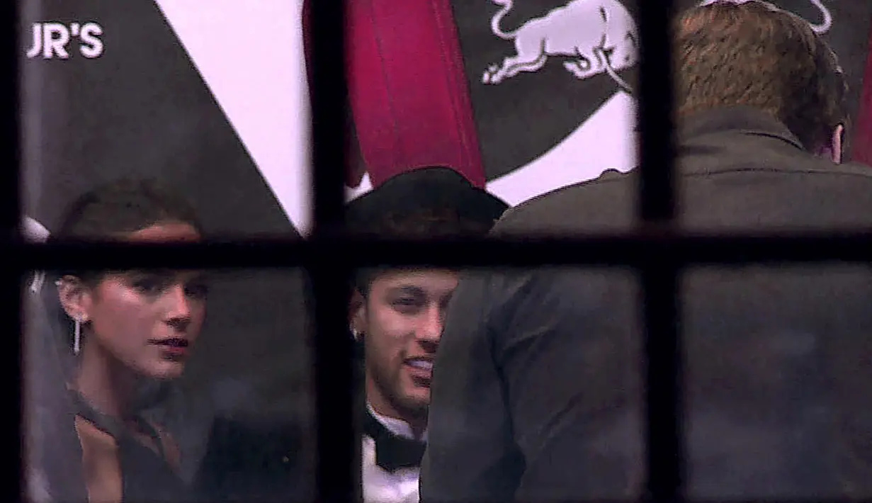 Neymar dan kekasihnya Bruna Marquezine saat pesta ulang tahunnya yang ke 26 di Pavillon Cambon di Paris (4/2). (AFP Photo/AFPTV/Myriam Adam)