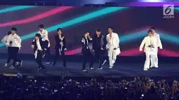 Boy band Korea Selatan, Super Junior tampil pada upacara penutupan Asian Games 2018 di Stadion Gelora Bung Karno, Jakarta, Minggu (2/9). Mereka membawakan tiga lagu hits. (Liputan6.com/Helmi Fithriansyah)