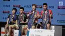 Ganda Campuran Indonesia, Tontowi Ahmad/Liliyana Natsir menunjukan medali dan giant cheque US$79 ribu usai mengalahkan Ganda Campuran Zheng Siwei/Chen Qingchen dalam final BCA Indonesia Open 2017 di Jakarta, Minggu (18/6). (Liputan6.com/Faizal Fanani)