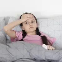 Jangan anggap sepele batuk dan demam si kecil, ya! TB pada anak sering dikira cuma penyakit ringan padahal bisa berdampak serius pada kesehatannya. Yuk, cari tahu dan kenali 7 tanda tuberkulosis pada anak sejak dini supaya si kecil tetap sehat dan tumbuh optimal! (Foto dok: Freepik/jcomp).