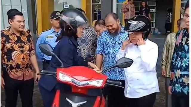 6 Potret Tri Rismaharini Naik Motor Listrik, Kendaraan Dinas Baru
