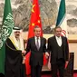 Penasihat Keamanan Nasional Arab Saudi Musaad bin Mohammad Al Aiban, diplomat paling senior China&nbsp;Wang Yi, dan Sekretaris Dewan Keamanan Nasional Tertinggi Iran&nbsp;Ali Shamkhani dalam kesepakatan damai di Beijing, Jumat (10/3/2023). (Dok. Twitter/SPA)