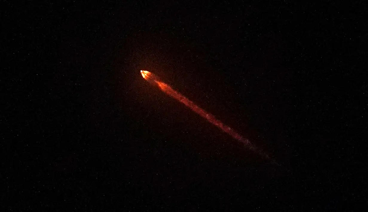 Pesawat ruang angkasa Double Asteroid Redirection Test (DART) dengan Roket SpaceX Falcon 9 yang diluncurkan dari Vandenberg Space Force Base terlihat dari Simi Valley, California, AS, 23 November 2021. DART bertujuan membelokkan asteroid berbahaya yang menuju bumi. (AP Photo/Mark J. Terrill)