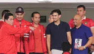 Calon pemain naturalisasi Timnas Indonesia Nathan Tjoe-A-On (ketiga kanan) bersama sang ayah sedang bercengkrama dengan Ketua Umum PSSI Erick Thohir (kedua kiri) pada laga Kualifikasi Piala Dunia 2026 zona Asia antara Timnas Indonesia melawan Brunei di Stadion Utama Gelora Bung Karno (SUGBK), Senayan, Jakarta, Kamis (12/10/2023). (Bola.com/Bagaskara Lazuardi)