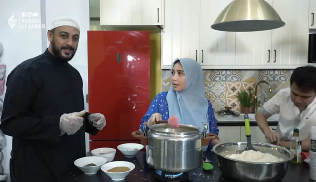 Syeh Ali Jaber Masak bareng Raffi Ahmad dan Nagita Slavina (Youtube/Syekh Ali Jaber)
